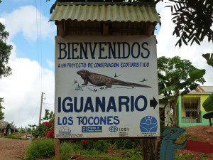 Sign pointing to the iguanario located in Los Tocones, Samana. Photo by Victor Hugo Reynoso.