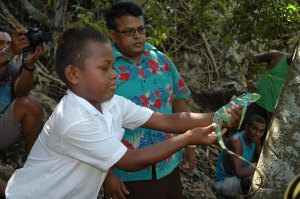 Ramesh-from-KEP-with-Yanuya-school-kid-releasing-iguana